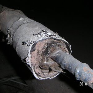 Asbesthaus - Site: Pipe sheathing made of asbestos and glass wool | © 2019, CRB Analyse Service GmbH | © CRB Analyse Service GmbH